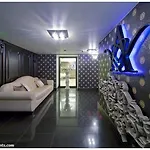 Luxury With Parking Apartman